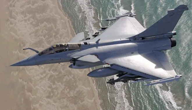 인도 공군이 운용 중인 프랑스산 라팔 전투기 비행 모습. 파키스탄과의 공중전 이후 라팔의 실전 성과를 둘러싼 논쟁이 이어지고 있다. 자료사진