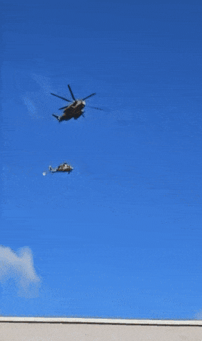 현지시간으로 지난 16일 이스라엘 공군이 블랙호크(아래 기체) 수송 작전을 실시하던 중 슬링(줄)이 끊어지면서 기체가 추락하는 사고가 발생했다. 엑스 캡처