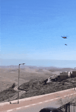 현지시간으로 지난 16일 이스라엘 공군이 블랙호크(아래 기체) 수송 작전을 실시하던 중 슬링(줄)이 끊어지면서 기체가 추락하는 사고가 발생했다. 엑스 캡처