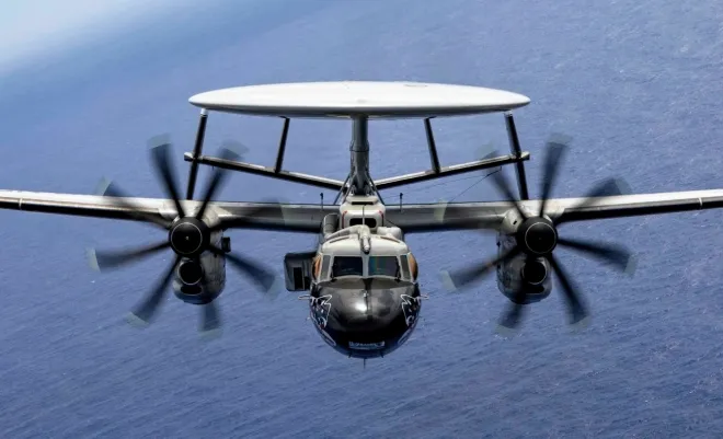 일본 항공자위대가 운용 중인 E-2D 조기경보통제기. 정비 장비 납기 지연으로 일부 기지에서는 전력 유지에 차질이 발생한 것으로 감사원 조사에서 확인됐다. (자료사진)