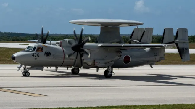 일본 항공자위대가 운용 중인 E-2D 조기경보통제기가 기지 활주로에 대기하고 있다. 감사원 조사에 따르면 E-2D용 정비 장비 납기 지연으로 일부 기지에서는 구형 장비를 대체 활용해 운용 차질을 최소화한 사례가 확인됐다. (자료사진)