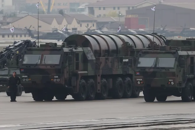 서울공항에서 열린 2024년 10월 1일 건군 제76주년 국군의 날 기념식에서 현무-5 지대지 탄도 미사일이 대기하고 있다. 뉴시스