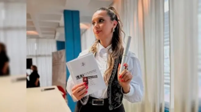 브라질의 한 클럽에서 원숭이 흉내를 내며 종업원을 조롱하다 인종차별 혐의로 여권을 압류당하고 전자발찌까지 차게 된 아르헨티나 변호사 아고스티나 파에스. 파에스 SNS 캡처