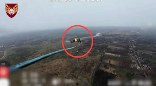 낚싯대를 이용해 러시아군 드론(붉은 동그라미)을 요격하는 모습. 우크라이나 제46독립공중기동여단 홍보실 제공