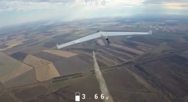 2024년 7월 우크라이나군이 막대로 러시아군의 드론을 요격하는 모습. 우크라이나군 제공