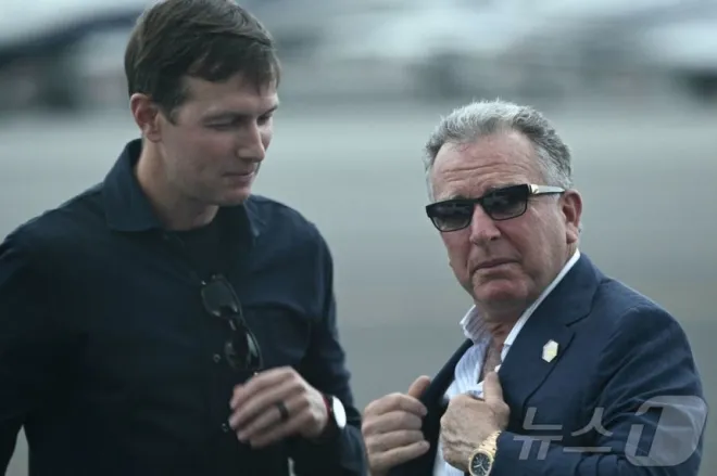 도널드 트럼프 미국 대통령의 사위 재러드 쿠슈너(왼쪽)와 스티브 위트코프 미국 특사의 모습 2025.07.13 AFP 뉴스1