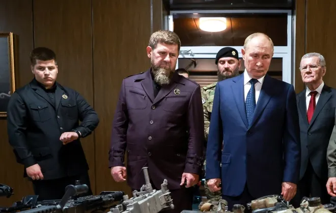 블라디미르 푸틴 러시아 대통령(가운데)과 람잔 카디로프 체첸 수장(왼쪽 두 번째), 그의 아들 아담(맨 왼쪽)이 지난해 8월 북캅카스 지역 구데르메스의 러시아 특수부대대학을 방문해 무기 전시를 살펴보고 있다. 이번 교통사고와는 직접적인 관련이 없는 자료 사진. 연합뉴스