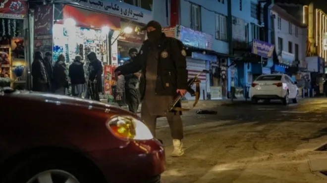 아프가니스탄 현지시간으로 19일 수도 카불의 한 호텔 안에 있는 중국 식당에서 폭탄 테러가 발생해 최소 7명이 사망했다. 사진은 테러 현장에서 경비를 서는 탈레반 보안 요원들. AFP 연합뉴스