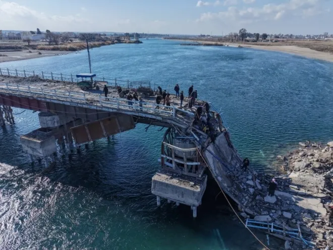 19일(현지시각) 시리아 북부에서 라카와 타브카를 잇는 다리가 파괴된 가운데, 주민들이 다리를 건너고 있다. 전날 시리아 정부군이 시리아민주군과 전투 이후 이 지역에서 통제권을 되찾았다. EPA 연합뉴스