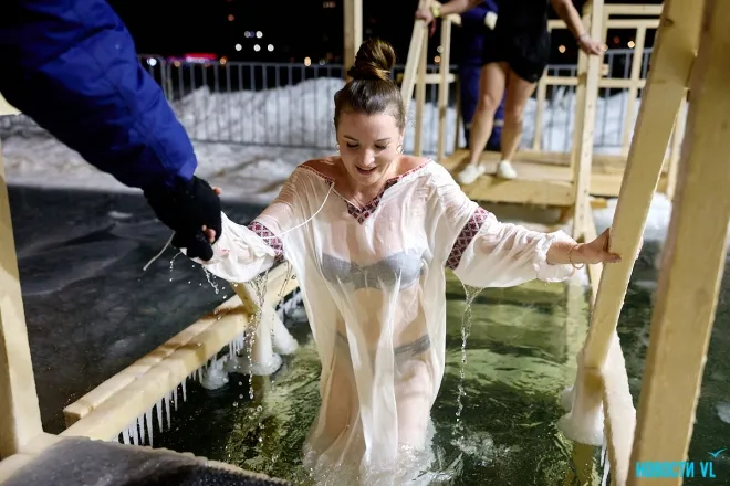 러시아 예카테린부르크에서 열린 정교회 주현절 얼음물 입수 행사에서 한 참가자가 수영복 위에 얇은 복장을 걸친 채 물에서 나오고 있다. 일부 참가자의 복장을 두고 현지 온라인 커뮤니티에서는 “종교 행사냐, 과시적 노출이냐”는 논쟁이 이어졌다. 사진=러시아 현지 매체 노보스티 VL