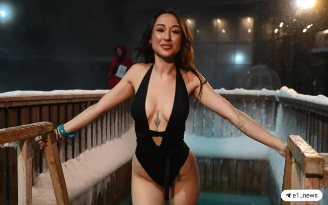 러시아 우랄 지역 예카테린부르크에서 주현절을 맞아 신자들이 얼음물 입수 전통에 참여하고 있다. 일부 참가자의 복장을 두고 현지 온라인에서는 종교 의식의 적절성을 둘러싼 논쟁도 이어졌다. 사진=E1.RU