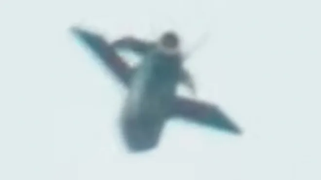 일본 방위장비청(ATLA)이 공개한 공식 영상 자료 속 신형 SSM(지대지·대함 겸용 순항미사일). 종말 단계에서 배럴 롤 기동을 수행하는 시험 장면으로, 근접방어체계(CIWS) 회피 능력을 강조하고 있다. ATLA 제공