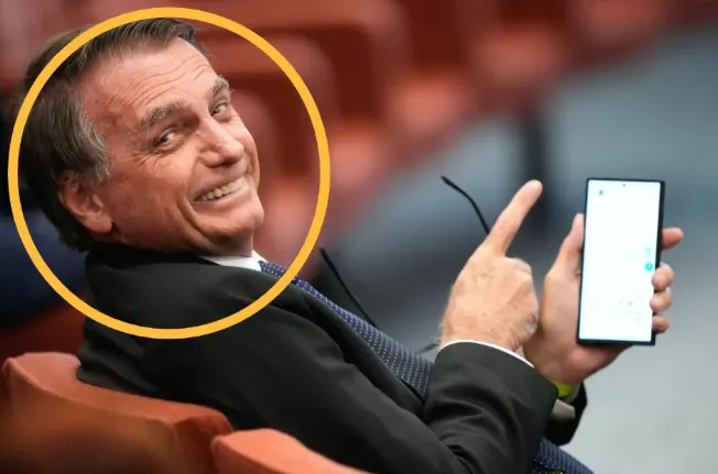 자이르 보우소나루 브라질 전 대통령이 지난 10일 연방대법원 재판에서 휴대전화를 보여주며 웃음을 짓고 있다. 2025. 06. 10 AP 연합뉴스