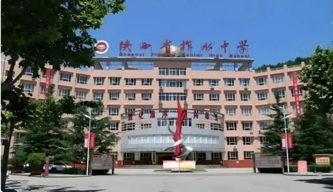 중국의 한 고등학교에서 휴대전화를 소지했다는 이유로 한달간 정학 처분을 받아 논란이 되고 있다. 홍싱신문 캡처