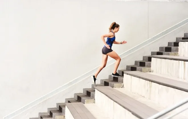 계단 오르는 여성 자료사진. 123rf.com
