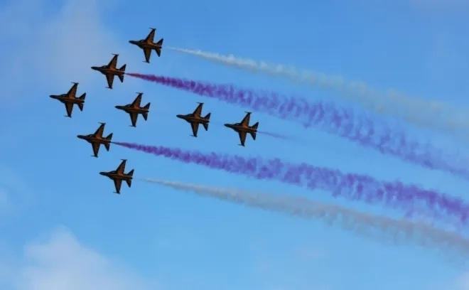 19일 경기도 성남시 서울공항에서 열린 ‘서울 국제항공우주 및 방위산업 전시회(ADEX)’에서 공군 특수비행팀 블랙이글스가 에어쇼를 선보이고 있다. 2025.10.19 연합뉴스