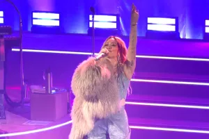 존재가 곧 장르, ‘원조 하이틴 퀸’ 힐러리 더프가 돌아왔다