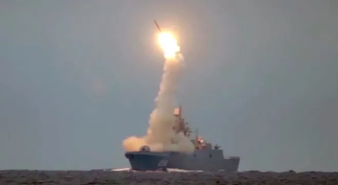 지난 2022년 지르콘 극초음속 미사일을 시험발사 하는 러시아 군함의 모습. 자료사진