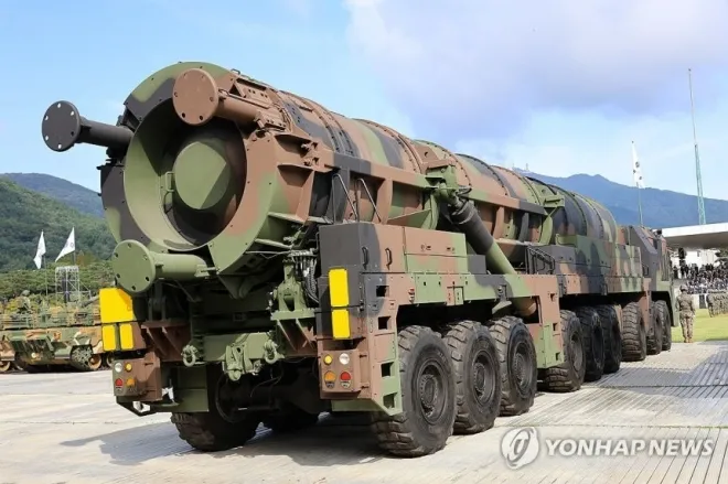 국방부는 건군 77주년을 맞아 국군이 보유한 유·무인 복합체계 신무기를 공개했다. 사진은 지난 29일 국군의날 미디어데이 행사에서 공개된 ‘현무-5’. 2025.10.1 연합뉴스