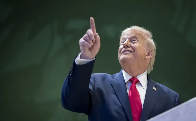 도널드 트럼프 미국 대통령이 21일 스위스 다보스에서 열린 제56회 세계경제포럼(WEF) 연례 회의에서 특별 연설을 마친 후 복도에서 손짓하고 있다. EPA 연합뉴스