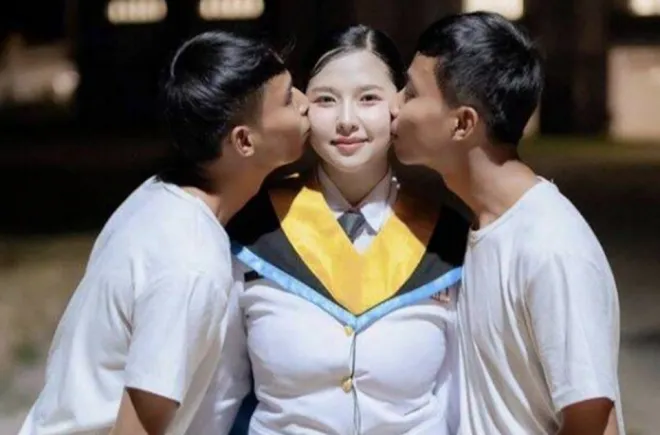 태국 나콘파놈주에 사는 24세 여성 파가 쌍둥이 형제와 함께 촬영한 사진. 파는 소셜미디어를 통해 이들과 동시에 교제 중이라고 공개했다. SNS 캡처