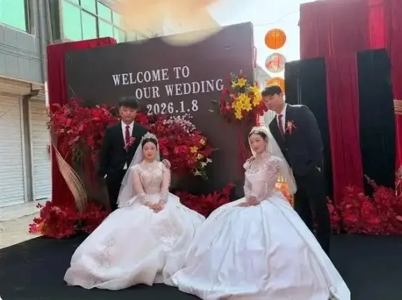 신랑, 신부는 물론 양가 집안의 큰 아버지와 둘째 아버지까지 모두 쌍둥이로 밝혀진 한 결혼식이 중국에서 큰 화제다. 사진은 양가의 쌍둥이 신랑·신부가 기념촬영을 하는 모습. 중웬망 캡처