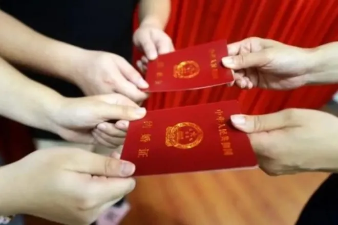 기혼 사실을 숨긴 채 7차례 결혼식을 올리며, 피해자 12명으로부터 예물 등 약 10억원을 가로챈 자매가 경찰에 붙잡혔다.