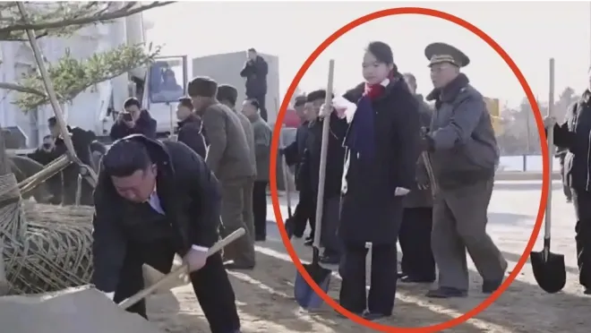 김정은 북한 국무위원장이 삽질 작업을 하는 동안 딸 주애(오른쪽 원 안) 곁으로 다가온 노광철 국방상이 등을 가볍게 두드리는 듯한 장면이 조선중앙TV 영상에 포착됐다. 해당 장면은 별도의 편집 없이 그대로 방송됐다. ⓒ조선중앙TV 캡처