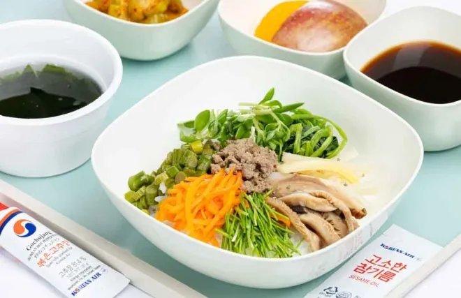 하늘 위에서도 완성된 한 그릇. 대한항공 일반석에 제공되는 비빔밥은 ‘이게 기내식이라고?’라는 반응을 이끌어낸 대표 사례다. 출처=대한항공