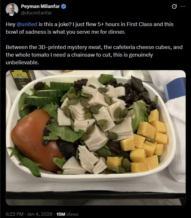 유나이티드항공 퍼스트클래스 기내식으로 제공된 저녁 메뉴. 한 승객이 ‘슬픈 한 그릇’이라며 공개한 사진이 SNS에서 폭발적인 반응을 불러왔다. SNS 캡처