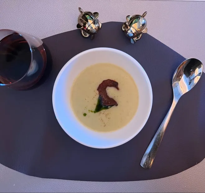 런던에서 뉴욕으로 향하는 버진 애틀랜틱 항공편에서 제공된 겨울 채소 수프. 여행 전문 매체 더 포인츠 가이 편집장 매디슨 블랑카플로르가 “지금도 기억에 남는 기내식”으로 꼽은 메뉴다. 매디슨 블랑카플로르 제공