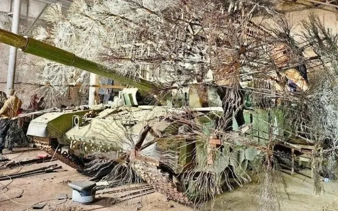 드론을 방어하는 러시아의 민들레 전차. 소셜미디어 캡처