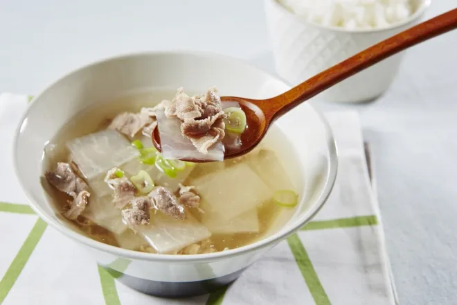 밥과 국으로 구성한 한국식 아침 식사. 전문가들은 기상 후 이른 시간에 규칙적으로 먹는 첫 끼가 장내 리듬과 혈당 안정에 중요하다고 강조한다. 아이클릭아트