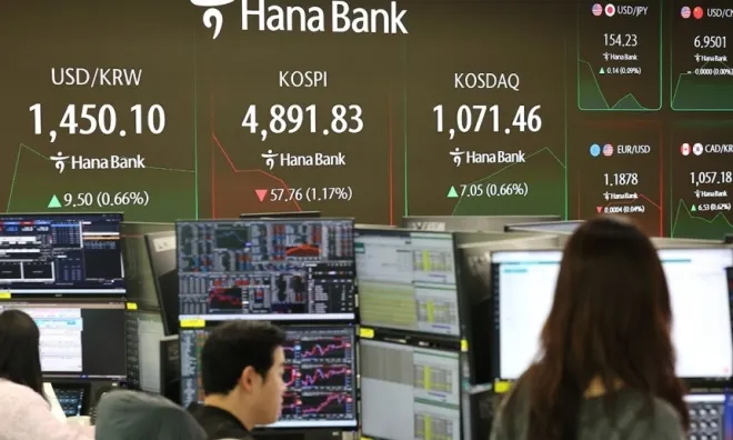 한국산 제품에 대한 관세를 무역합의 이전으로 되돌리겠다는 도널드 트럼프 미국 대통령의 발언에 코스피가 하락 출발했다. 27일 서울 중구 하나은행 본점 딜링룸에서 직원들이 증시와 환율을 모니터하고 있다. 연합뉴스