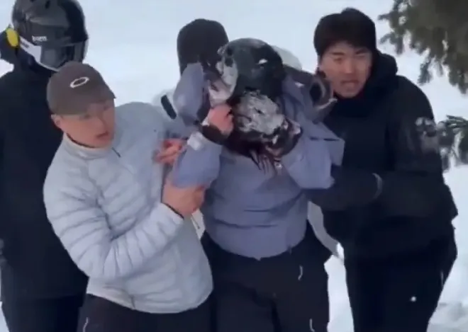 설표 접근 사고로 다친 스키장 방문객이 얼굴에 피를 흘린 채 일행의 부축을 받아 현장을 벗어나고 있다. 엑스(X) 영상 캡처