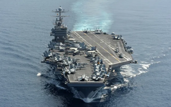 미 해군 니미츠급 항공모함 USS 에이브러햄 링컨함(CVN-72)이 항공기들을 갑판에 탑재한 채 항해하고 있다. 링컨함 전단은 최근 미 중부사령부(CENTCOM) 책임 구역에 진입해 중동 지역에 배치됐다. 미 해군 제공·위키미디어 공용