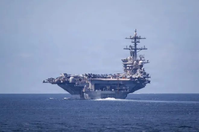 이란과의 긴장이 고조되는 가운데 미 해군 항공모함 USS 에이브러햄 링컨함(CVN-72)이 미 중부사령부(CENTCOM) 책임 구역에 배치돼 항해하고 있다. 군사 전문가들은 이번 항모 전단 투입이 즉각적인 공습보다는 군사적 선택지를 넓히는 조치로 보고 있다. 미 해군 제공