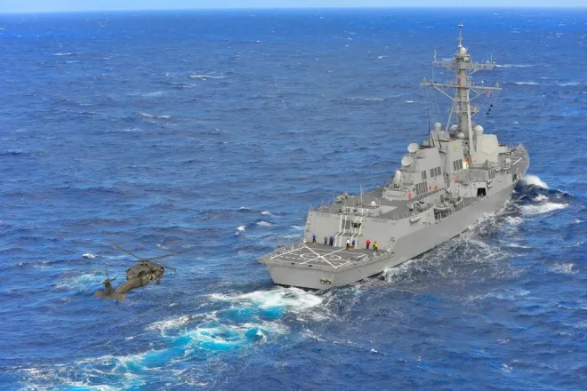 미 해군 알레이버크급 유도미사일 구축함 USS 마이클 머피함(DDG-112)이 항해하고 있다. 링컨 항모 전단을 호위하는 알레이버크급 구축함들은 다수의 수직발사관(VLS)을 통해 토마호크 순항미사일을 운용할 수 있으며, 유사시 장거리 정밀 타격과 함께 미군 및 동맹국 기지 방어 임무를 수행한다. 미 해군 제공