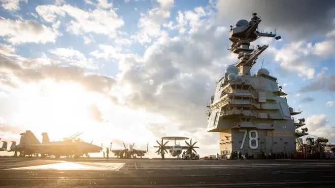 미 해군 최신 포드급 항공모함 USS 제럴드 R. 포드함(CVN-78)의 비행갑판 모습. 포드함은 F-35C 등 최신 함재기 운용 능력을 갖췄지만, 반복된 화장실·하수 시스템 고장으로 장기 운용 측면의 과제도 드러냈다. 미 해군 제공