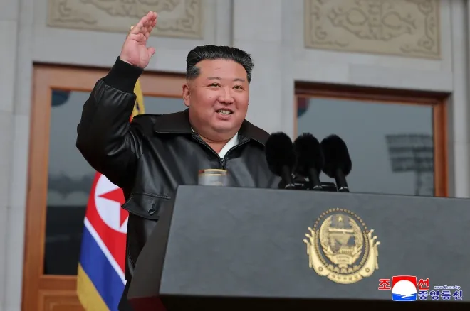 김정은 북한 국무위원장이 지난 16일 평양 김일성경기장에서 열린 사회주의애국청년동맹 창립 80주년 기념대회에서 연설하고 있다. 조선중앙통신 연합뉴스