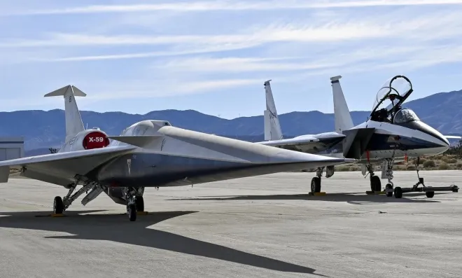 NASA가 개발 중인 X-59(왼쪽)과 F-15 전투기.  NASA 제공