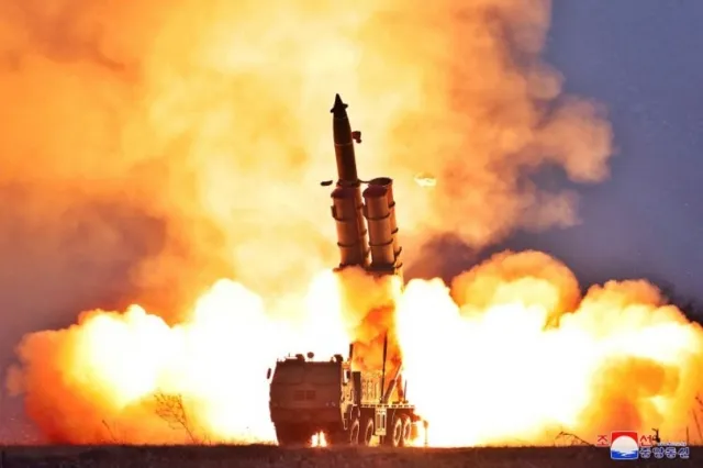 북한이 600mm 초대형 방사포(KN-25)를 발사하는 모습. 조선중앙통신 캡처 연합뉴스