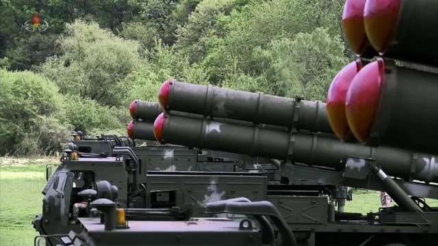 북한은 지난 2024년 4월 22일 김정은 국무위원장의 지도로 600mm 초대형 방사포병 부대들을 국가 핵무기 종합관리체계인 핵방아쇠 체계 안에서 운용하는 훈련을 처음으로 진행했다고 조선중앙TV가 23일 보도했다. 연합뉴스