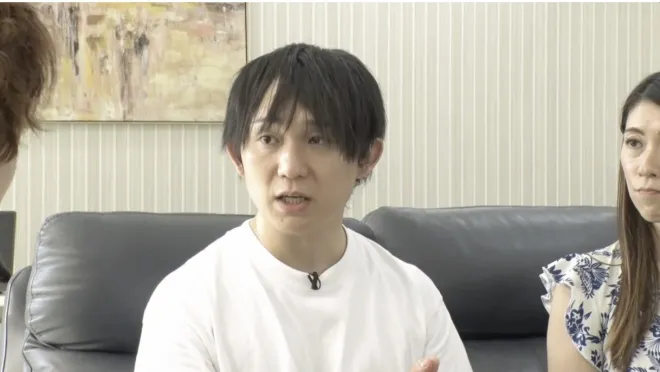 말레이시아 조호르바루의 대형 저택에서 일부다처 생활을 공개한 일본인 남성 다카가 방송 인터뷰에 응하고 있다. 아메바(ABEMA) ‘사랑의 하이에나 시즌5’ 캡처