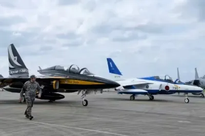 thumbnail - 한·일 역사상 이런 장면 처음…사이좋게 선 양국 군용기와 조종사들