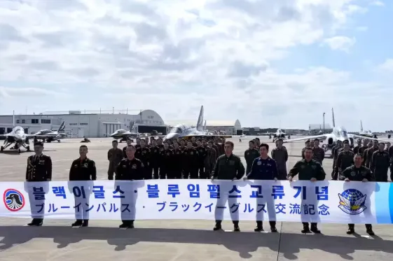 한국 공군 소속 특수비행팀 블랙이글스가 지난 28일 일본 항공자위대 오키나와현 나하 기지에서 급유했다. 나란히 선 양국 군 항공기들. 산케이신문 제공