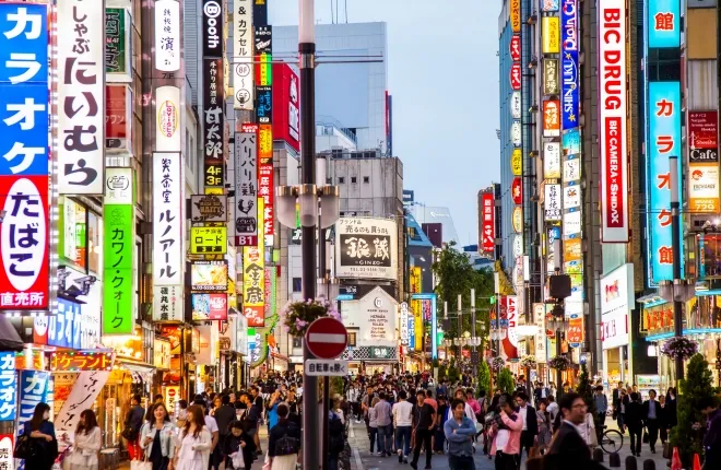 일본 도쿄 신주쿠구 가부키초 일대의 번화한 저녁 거리 모습. 2018년 4월 29일. 123rf