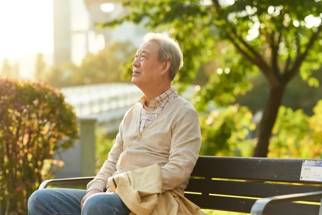 공원에서 휴식을 취하고 있는 노년 남성. 최근 연구에서는 고령자의 경우 채식 여부보다 저체중 여부가 장수에 더 중요한 변수로 작용할 수 있다는 분석이 나왔다. 아이클릭아트