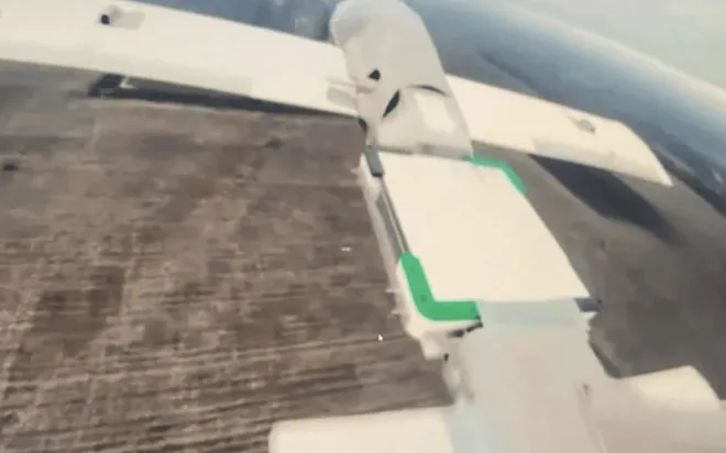 스타링크가 장착된 러시아 드론의 비행 모습. 영상 캡처