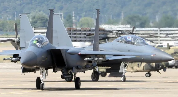 지난달 27일 대구 공군기지에서 열린 71주년 국군의 날 미디어데이 행사에서 공군 F-15K가 다양한 시범 비행을 선보인 후 착륙하고 있다. 2019.10.1 연합뉴스